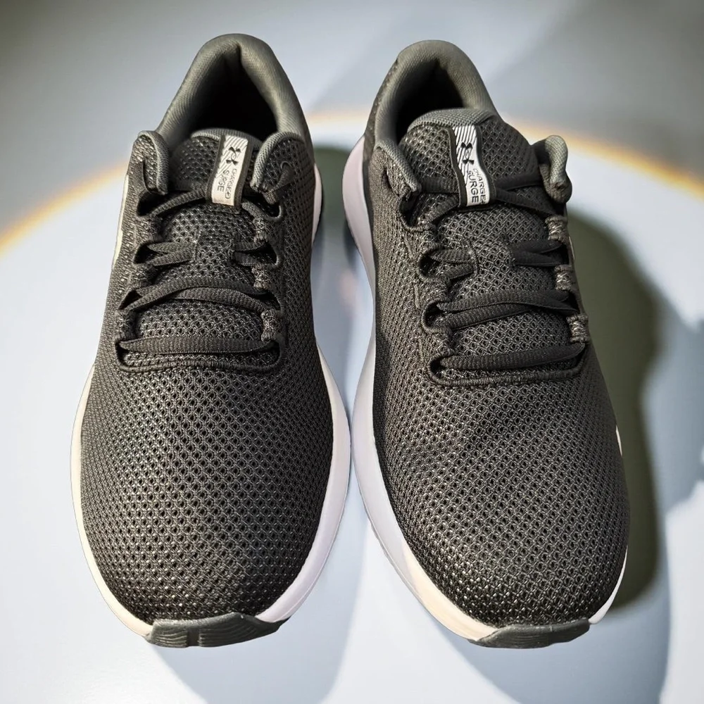 NWT Under Armour Surge 4 Running Shoes Black/Gray/White Size 10.5